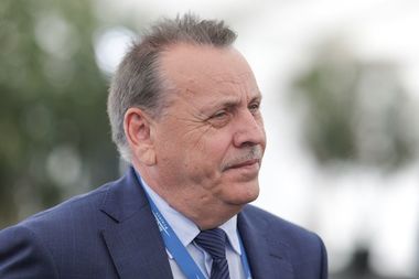 Eveniment News.ro - Vicepreşedintele ANRE, Mircea Man atrage atenţia că numeroase investiţi în reţele de distribuţie a gazelor au loc în localităţi aflate foarte departe de sistemul naţional de distribuţie. Sunt sute de UAT-uri la kilometri distanţă

