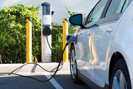 ANALIZĂ PwC: Vehiculele electrice cu baterie au atins în primul trimestru o cotă de piaţă record la nivel global, de 16%. România suferă din cauza întârzierii Programului Rabla