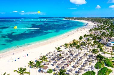Touroperator: Cele mai căutate destinaţii exotice pentru familiile cu copii în acest an sunt Madeira, Thailanda şi Mauritius. Bugetul alocat în medie de o familie pentru o vacanţă exotică este de 3.300 de euro, cu avion şi şapte nopţi de cazare 