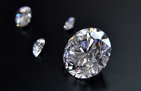 Diamantele naturale sub presiune: tarifele SUA şi ascensiunea celor sintetice zguduie industria