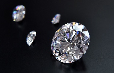 Diamantele naturale sub presiune: tarifele SUA şi ascensiunea celor sintetice zguduie industria