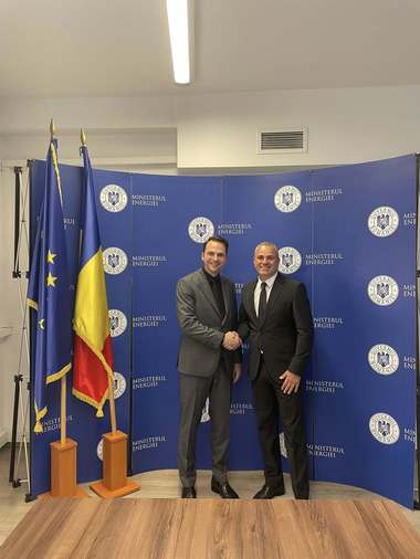 Sebastian Burduja a semnat 53 de noi contracte finanţate prin Fondul pentru Modernizare, pentru parcuri solare, în comunităţile locale / Investiţiile, în valoare de 23,7 milioane de euro