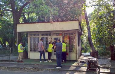 Peste 560 de construcţii amplasate ilegal în Sectorul 6, desfiinţate în ultimii patru ani, 19 doar de la începutul anului / Marţi a fost demolat un chioşc care funcţiona de 32 de ani deşi avea caracter provizoriu - FOTO