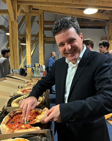 Nicuşor Dan, întrebat dacă mai poate face o analogie cu pizza – ca la Primăria Capitalei cu bugetul - după ce a văzut datele de la Ministerul Finanţelor: De ani de zile plătim o pizza medie şi mâncăm o pizza mare / Diferenţa asta trebuie să fie plătită de cineva