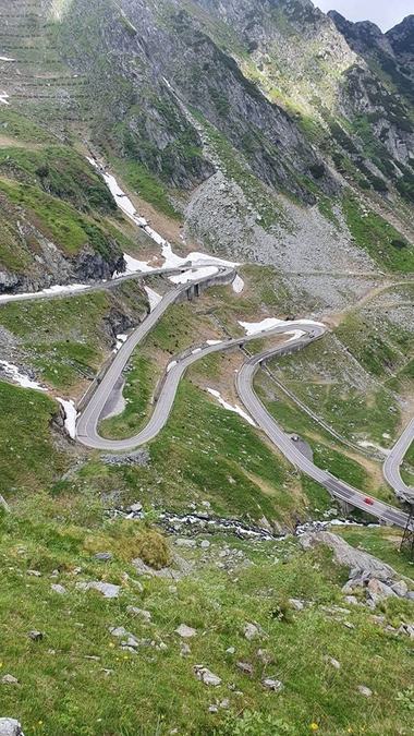 Tranfăgărăşanul se deschide vineri, de la ora 7.00. Circulaţia va fi permisă doar între orele 7:00 – 21:00 / Şeful CNAIR avertizează cu privire la interacţiunea cu urşii de pe traseu