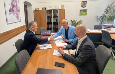 A fost semnat contractul pentru elaborarea Strategiei de Dezvoltare Turistică a Judeţului Bihor. ”Este nevoie de dezvoltarea unui turism sustenabil, care să valorifice din plin potenţialul geotermal şi cadrul natural şi să atragă mai mulţi turişti”