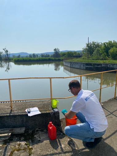 Specialiştii Apele Române monitorizează calitatea apelor, de la Praid în aval, pe râul Mureş, până în zona de graniţă – Nădlac / Analizele de laborator indică faptul că valorile concentraţiei de cloruri sunt în uşoară scădere