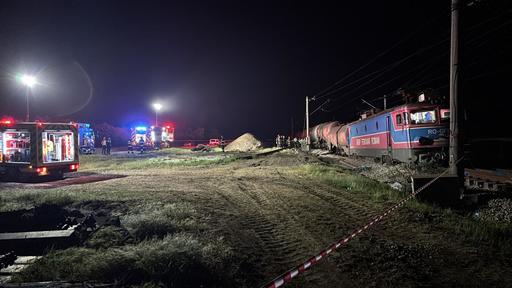 UPDATE - Locomotiva şi două vagoane ale unui tren plin cu benzină au deraiat / Se scurge combustibil / Pompierii răcesc constatnt vagoanele, având în vedere temperaturile ridicate / 
Celelalte vagoane, îndepărtate / Trafic feroviar oprit 