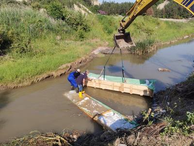 Situaţie de urgenţă la Praid - Pe baza recomandărilor specialiştilor români şi internaţionali, s-au realizat două praguri provizorii în albia pârâului Corund / Au ca scop diminuarea turbidităţii şi stabilizarea zonei afectate de eroziune