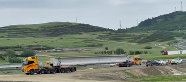 Direcţia Regională de Drumuri şi Poduri Braşov: Au început să sosească primele grinzi pentru viaductul Boiţa, parte a Lotului 2 din Autostrada Sibiu – Piteşti / Necesită condiţii de trasport agabaritic - VIDEO

