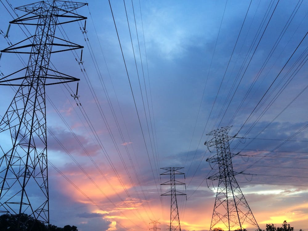 INS: Producţia internă de energie primară a scăzut cu 5%, în primele patru luni, la 5,917 milioane tone echivalent petrol