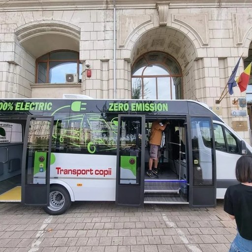 Consiliul Judeţean Braşov cumpără 35 de microbuze electrice pentru transportul elevilor din mediul rural. 