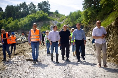 Ministrul Economiei, la Praid: Dacă constructorul nu respectă graficul de lucrări pentru 48 de ore, am cerut Salrom să rezilieze contractul. Totul trebuie terminat până la 1 iulie/ Birou mobil, fără „birocraţie inutilă”, pentru ajutorul de stat