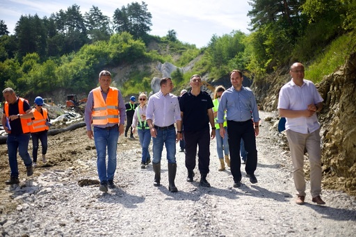 Ministrul Economiei, la Praid: Dacă constructorul nu respectă graficul de lucrări pentru 48 de ore, am cerut Salrom să rezilieze contractul. Totul trebuie terminat până la 1 iulie/ Birou mobil, fără „birocraţie inutilă”, pentru ajutorul de stat
