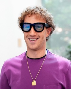 Meta Platforms lansează ochelari inteligenţi cu Oakley şi Prada, extinzând parteneriatul cu Luxottica