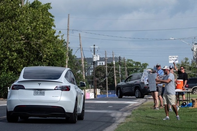 Acţiunile Tesla au crescut luni cu aproape 10%, după lansarea ”reuşită” a robotaxiului Model Y în Austin
