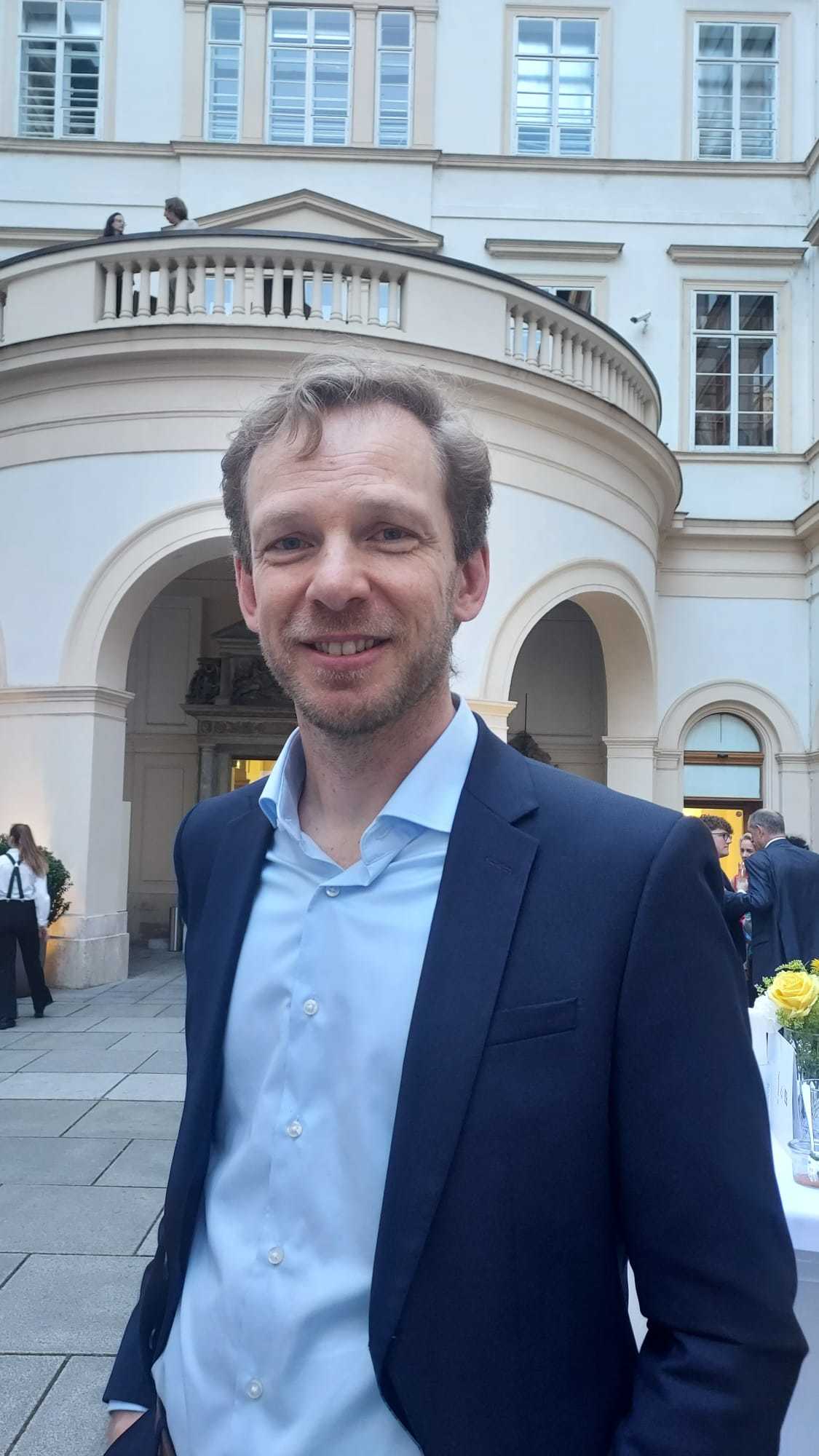 Redactorul şef al diviziei digitale a Ippen.Media, din Germania, spune că suntem în stadiul foarte incipient al inteligenţei artificiale în jurnalism: ”Noi deja publicăm content creat de AI”