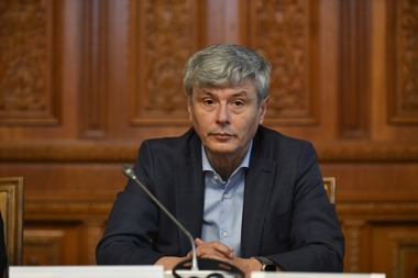 Europarlamentarul Virgil Popescu: Liberalizarea pieţei de energie nu înseamnă că statul renunţă la responsabilitate. Ministerul Energiei nu are voie să stea pe margine / Piaţa liberă nu e sinonimă cu „fiecare pentru el”