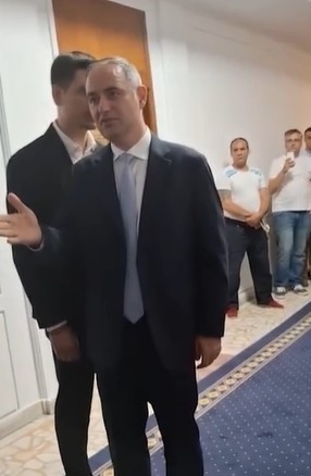 Ministrul Finanţelor, Alexandru Nazare, dialog cu angajaţii nemulţumiţi care au venit în faţa biroului său: Cu calm, discutăm, analizăm situaţia împreună şi găsim cele mai bune soluţii. Situaţia e chiar gravă, să mă credeţi pe cuvânt