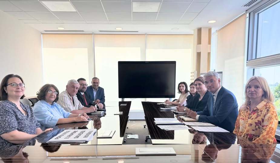 Ministrul Investiţiilor, Dragoş Pîslaru, întâlnire cu sindicatul din minister: Nemulţumirile, legate de volumul de muncă şi lipsa personalului în anumite zone critice, chestiuni ce ţin de salarizare, recunoaşterea efortului profesional
