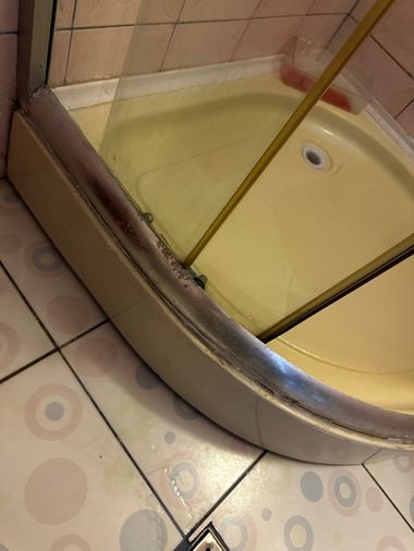 ANPC, noi amenzi pe litoral – Au fost verificaţi 44 de agenţi economici şi s-au dat amenzi în valoare de 155.000 de lei / 6 decizii de oprire temporară a activităţii / S-au găsit inclusiv alimente expirate