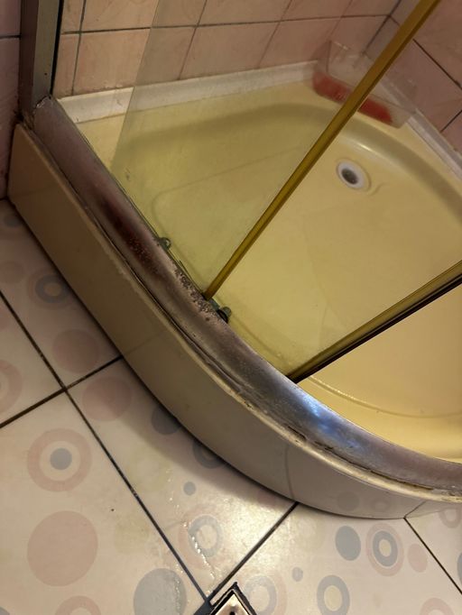 ANPC, noi amenzi pe litoral – Au fost verificaţi 44 de agenţi economici şi s-au dat amenzi în valoare de 155.000 de lei / 6 decizii de oprire temporară a activităţii / S-au găsit inclusiv alimente expirate