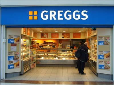 Valul de căldură loveşte vânzările Greggs, lanţul britanic de patiserii renumit pentru cârnaţii săi în aluat – acţiunile scad cu 15%