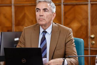 Vicepremier: Va trebui să ne uităm şi pe legea achiziţiilor publice. Nici nu trebuie să exagerăm, pentru că economia trebuie să funcţioneze / Am văzut nişte hârtii care sunt semnate de şapte, opt oameni. Şi se plimbă hârtia din birou în birou