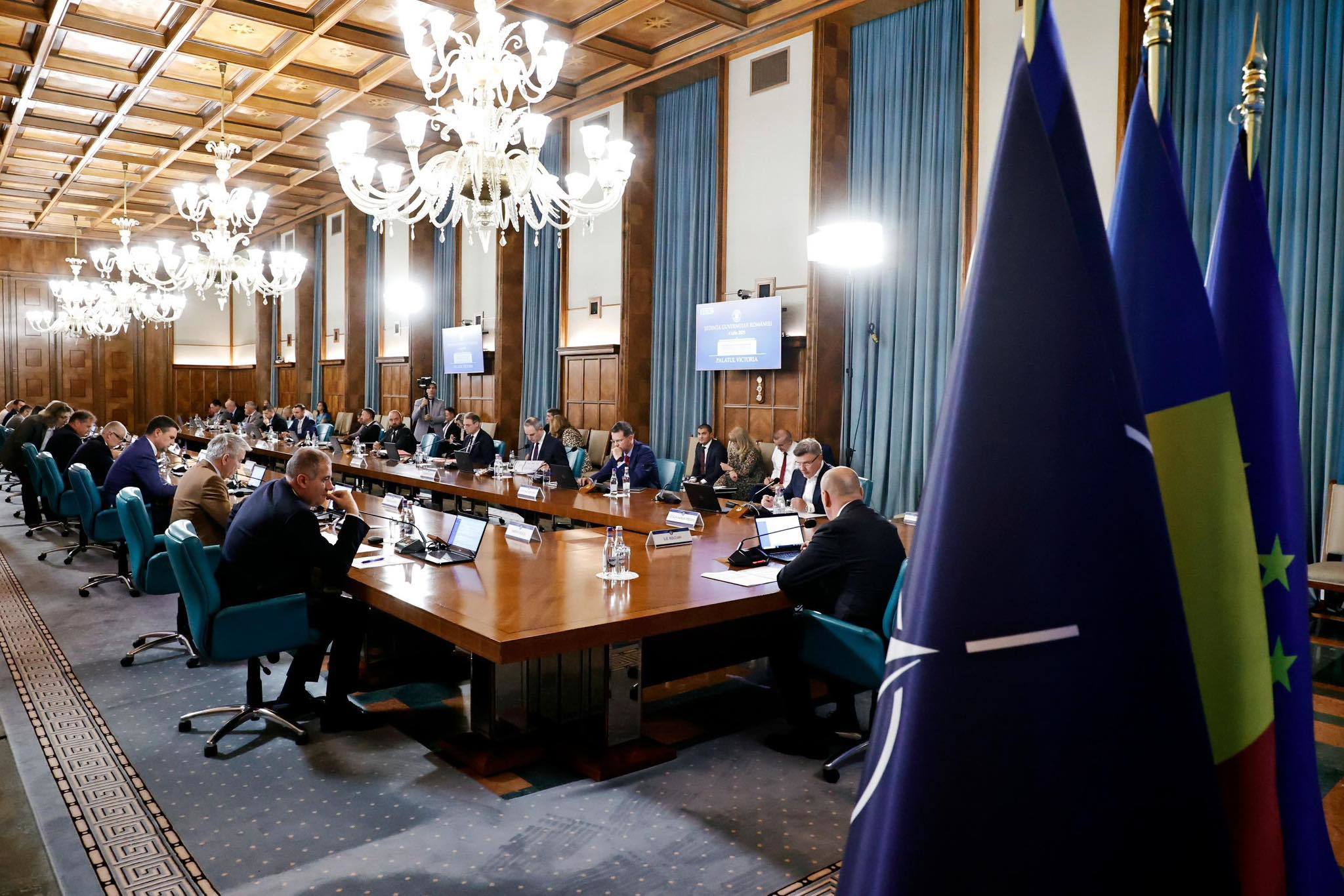 Dragoş Anastasiu face apel la şefii de instituţii care au venituri peste cel al preşedintelui ţării să renunţe voluntar la o parte din bani/ Întrebat câţi şefi crede că vor face asta, Anastasiu a răspuns: Să vedem, eu sunt mai naiv aşa