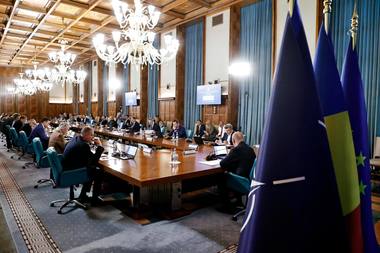 Dragoş Anastasiu face apel la şefii de instituţii care au venituri peste cel al preşedintelui ţării să renunţe voluntar la o parte din bani/ Întrebat câţi şefi crede că vor face asta, Anastasiu a răspuns: Să vedem, eu sunt mai naiv aşa