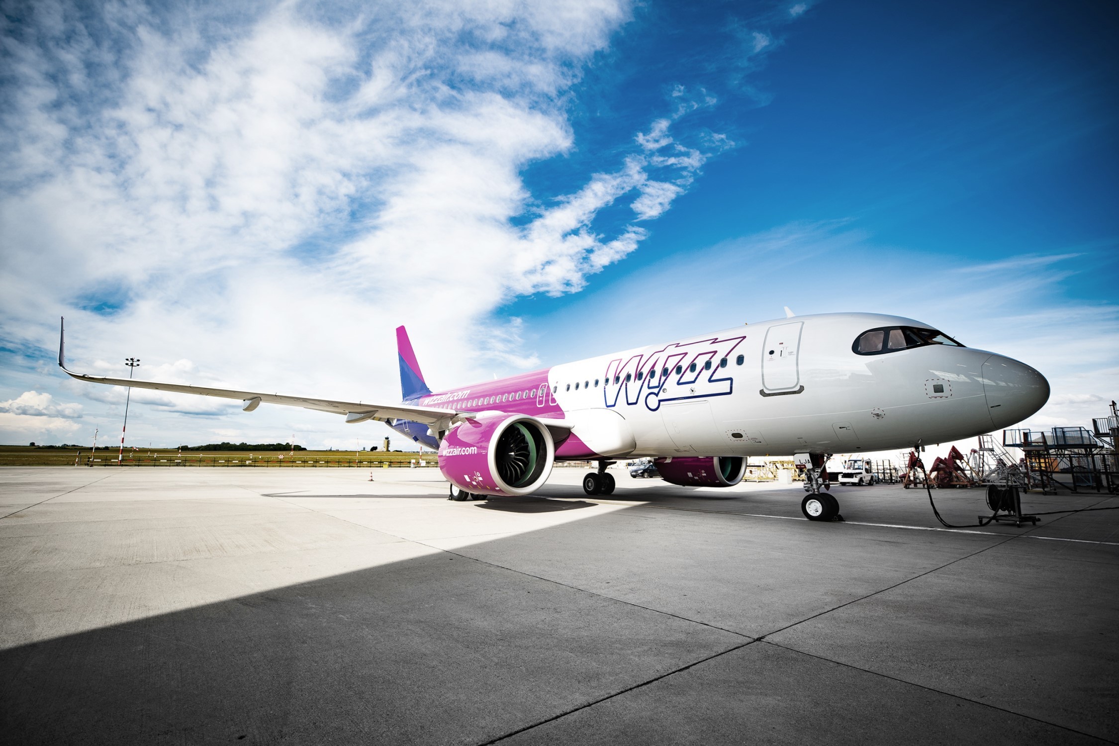 Wizz Air va aloca o a doua aeronavă bazei sale operaţionale de la Aeroportul Internaţional Băneasa în luna octombrie. Compania aeriană relochează nouă rute de la Otopeni pe Băneasa şi lansează şase rute noi de pe Aeroportul Otopeni