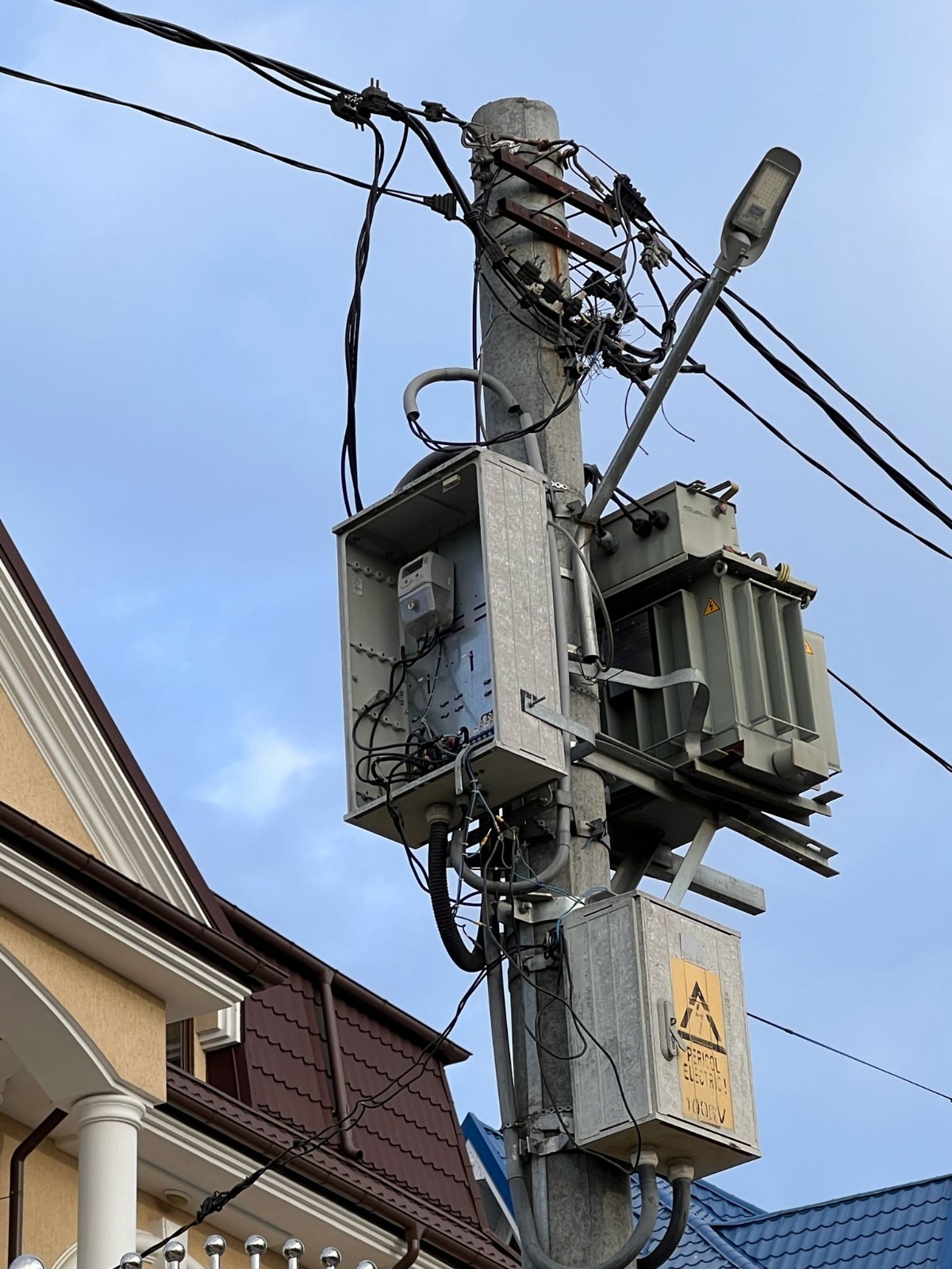 Delgaz Grid a descoperit în primele şase luni peste 660 de cazuri de potenţial consum fraudulos de gaze naturale şi energie electrică. Prejudiciul se ridică la aproape 8,5 milioane de lei