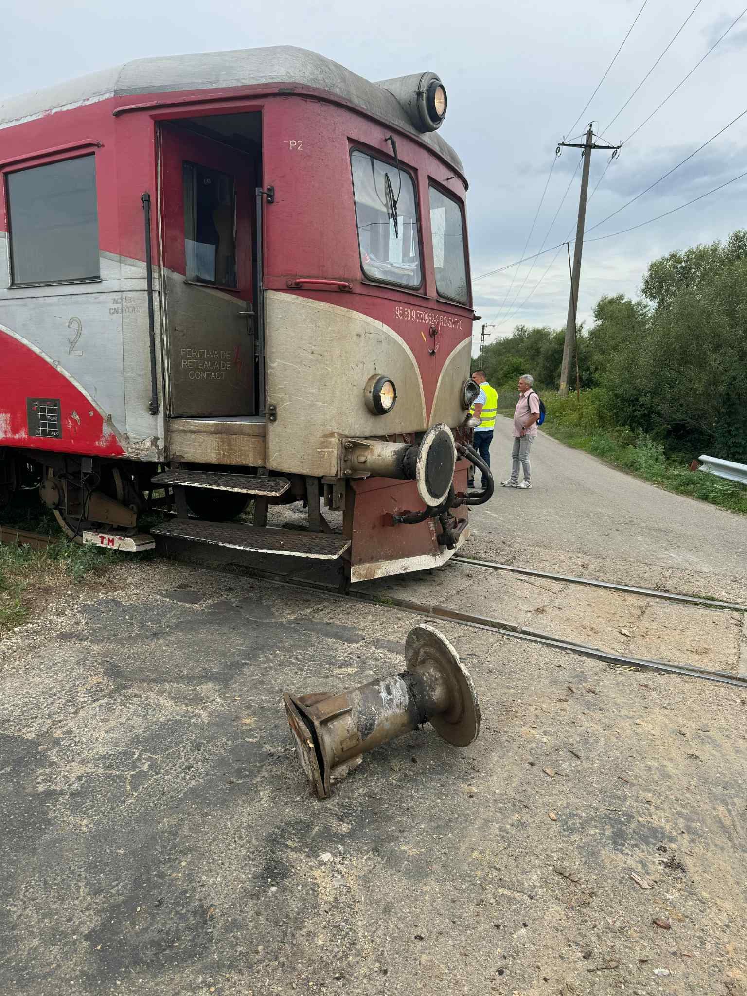 Circulaţie feroviară închisă temporar între staţiile Făget şi Margina, după ce un tren a lovit un camion, iar automotorul a deraiat de o osie - FOTO