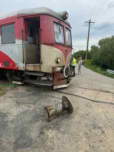 Circulaţie feroviară închisă temporar între staţiile Făget şi Margina, după ce un tren a lovit un camion, iar automotorul a deraiat de o osie - FOTO