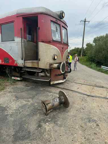 Circulaţie feroviară închisă temporar între staţiile Făget şi Margina, după ce un tren a lovit un camion, iar automotorul a deraiat de o osie - FOTO