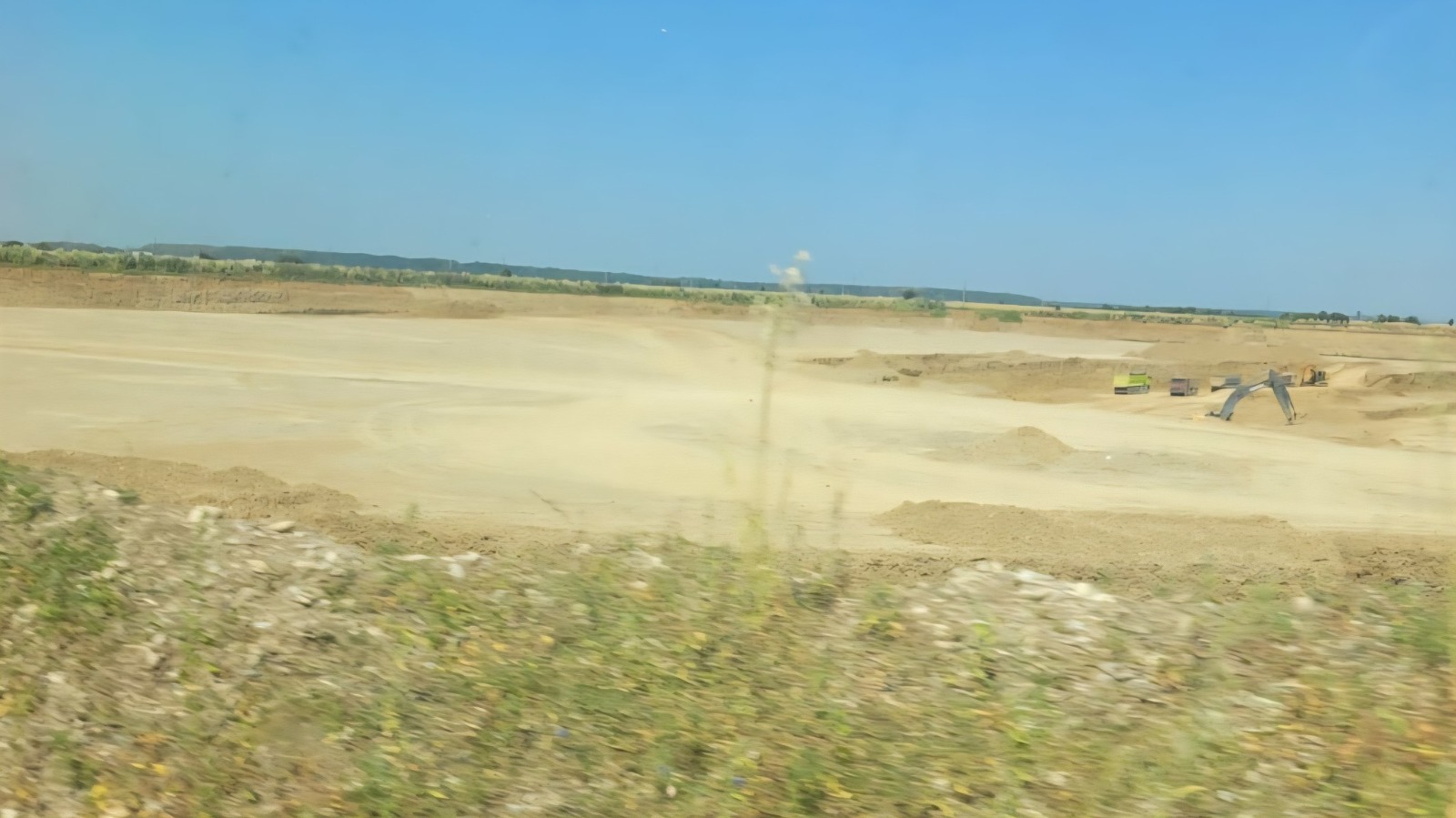 Prahova: Amendă de 60.000 de lei, după ce o firmă a fost prinsă exploatând ilegal agregate minerale la Târgşoru Vechi/ Zona, cunoscută cu probleme de mediu, după ce pe amplasamentele unor foste balastiere au fost aruncate tone de gunoi