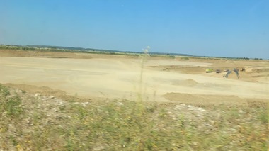 Prahova: Amendă de 60.000 de lei, după ce o firmă a fost prinsă exploatând ilegal agregate minerale la Târgşoru Vechi/ Zona, cunoscută cu probleme de mediu, după ce pe amplasamentele unor foste balastiere au fost aruncate tone de gunoi