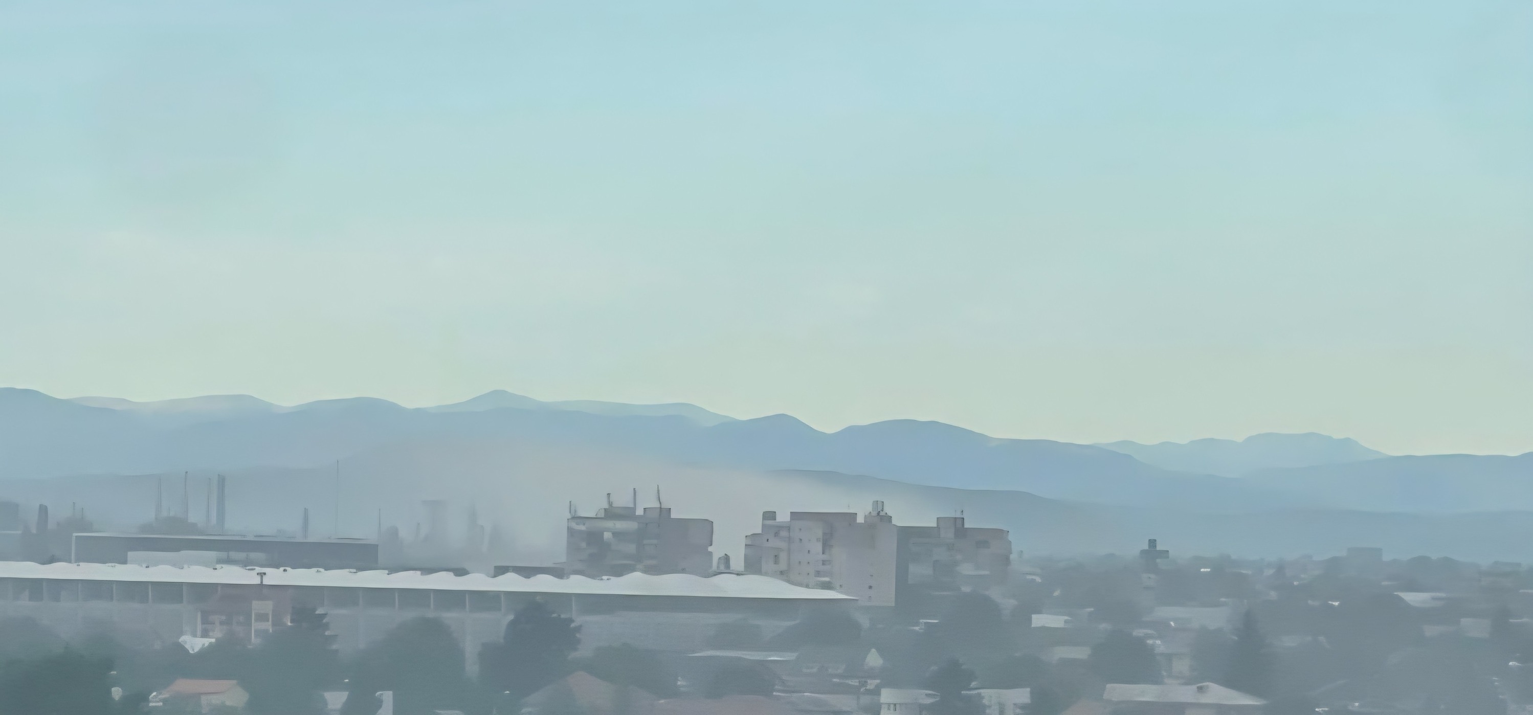 Miros puternic de cauciuc ars şi fenomen de tip ”ceaţă densă” în mai multe zone din Ploieşti / Garda de Mediu, control la rafinăria din zona de nord a oraşului / Reacţie chimică în zona batalurilor cu reziduuri petroliere