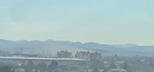 Miros puternic de cauciuc ars şi fenomen de tip ”ceaţă densă” în mai multe zone din Ploieşti / Garda de Mediu, control la rafinăria din zona de nord a oraşului / Reacţie chimică în zona batalurilor cu reziduuri petroliere