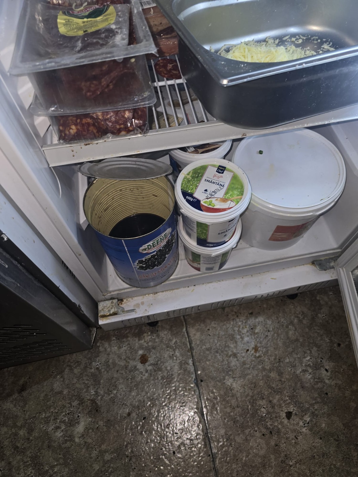 ANPC a controlat 36 de operatori economici de pe litoral şi a dat amenzi de peste 250.000 de lei / Au fost găsite produse expirate, condiţii de igienă precare în spaţiile de producţie sau servire