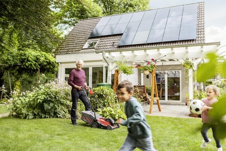 E.ON Energie România a instalat, în primele şase luni, peste 2.270 de sisteme fotovoltaice pentru clienţii rezidenţiali, în creştere cu 13% faţă de aceeaşi perioadă a anului trecut