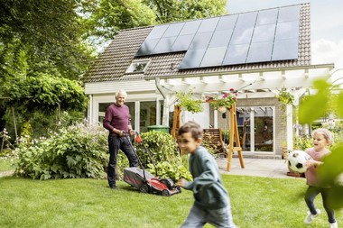 E.ON Energie România a instalat, în primele şase luni, peste 2.270 de sisteme fotovoltaice pentru clienţii rezidenţiali, în creştere cu 13% faţă de aceeaşi perioadă a anului trecut