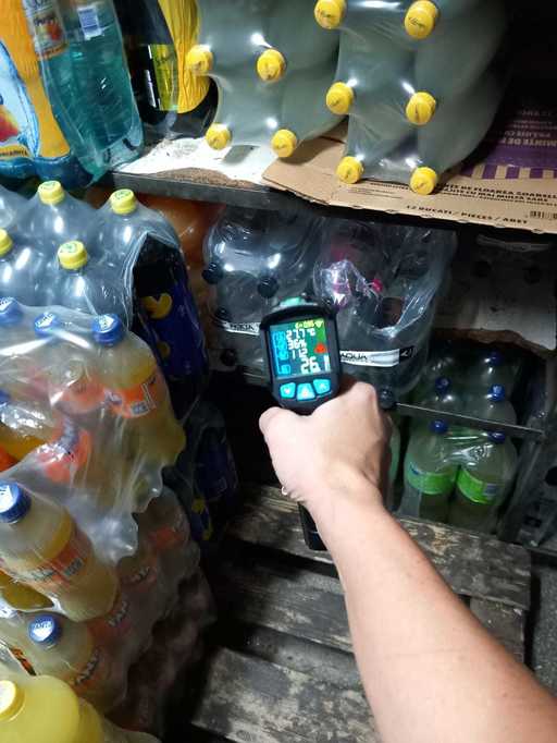 ANPC a controlat aproape 700 de operatori economici care produc, distribuie sau comercializează apă minerală sau de izvor / Au fost date amenzi de aproape două milioane de lei / Printre nereguli: depozitarea sticlelor în soare, apa minerală expirată