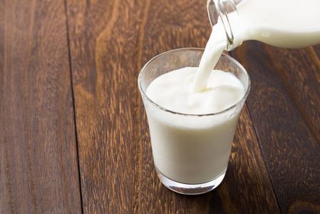ANPC a amendat cu 2,6 milioane lei comercianţii de lapte şi produse lactate, din toată ţara / Echipele de control au găsit lapte expirat, produse lactate cu urme de alterare, lapte vândut în ambalaj deteriorat