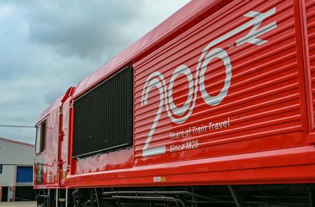 Marea Britanie sărbătoreşte 200 de ani de la naşterea căilor ferate moderne. Prima locomotivă cu abur care a circulat pe o cale ferată publică, trenul cu care călătorea Winston Churchill, cel folosit în luna de miere de cuplul Diana-Charles, expuse - FOTO