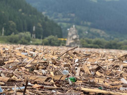 Hidroelectrica anunţă că a început degajarea deşeurilor acumulate în urma ploilor şi viiturilor pe lacul  Izvorul Muntelui-Bicaz