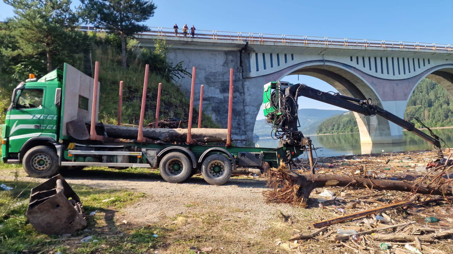 Bogdan Ivan, despre îndepărtarea deşeurilor acumulate în urma viiturilor, în lacul Izvorul Muntelui-Bicaz: Munca, utilajele şi faptele fac diferenţa. Nu selfie-urile pe reţelele de socializare! FOTO