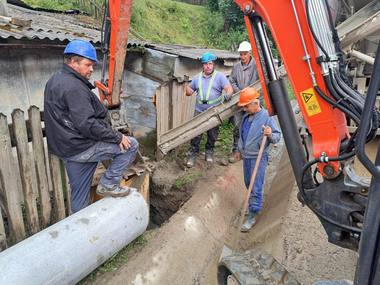 Lucrări pentru refacerea reţelelor electrice distruse în localitatea Broşteni, grav afectată de inundaţii – Bogdan Ivan: 240 de locuri de consum au fost afectate, 40 de case sunt grav avariate şi 10 case distruse în totalitate