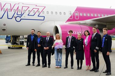 Wizz Air aduce a doua aeronavă care se alătură bazei sale de pe Aeroportul Sibiu, de unde va lansa o nouă rută spre Milano, din ianuarie 2026. Compania a transportat peste 3 milioane de pasageri de la primul zbor operat de pe Aeroportul din Sibiu în 2014