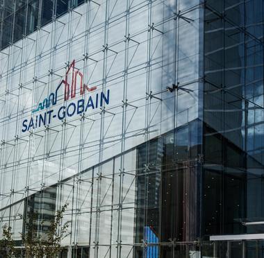 Producătorul de materiale de construcţii Saint-Gobain încheie primul semestru cu vânzări de 23,9 miliarde euro, în creştere cu 1,7%